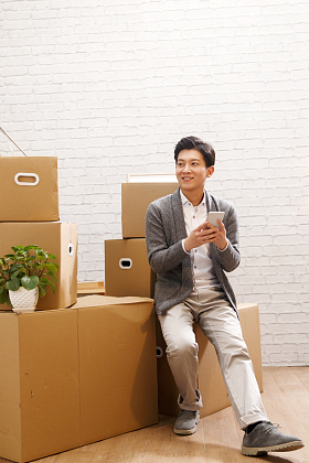 青年男人看手机照片