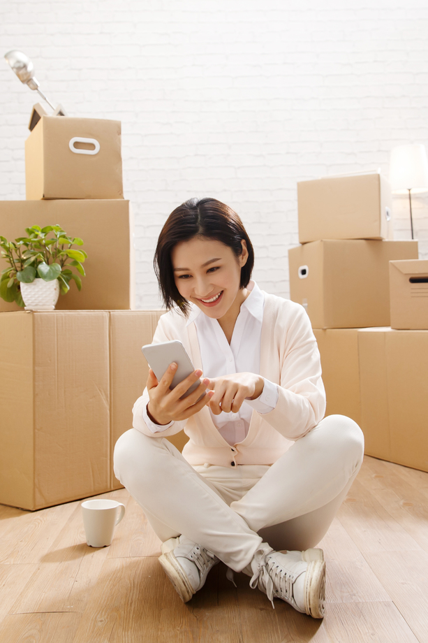 青年女人看手机图片