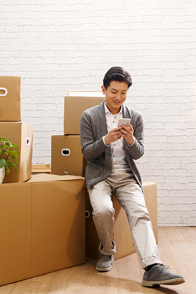 青年男人看手机图片