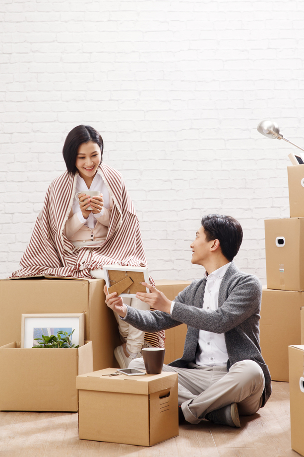 年轻夫妇搬新家