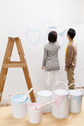 年轻夫妇装修房子