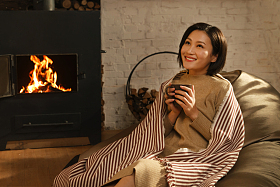 青年女人坐在房间