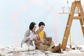 年轻夫妇装修房子