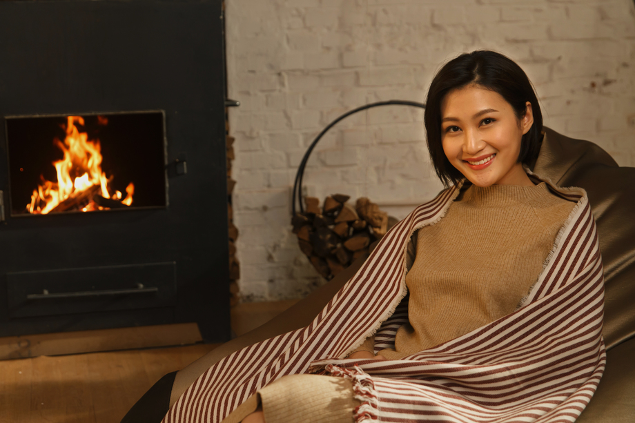 青年女人坐在房间