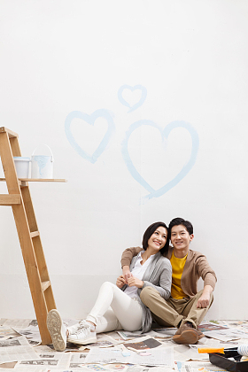 年轻夫妇装修房子图片