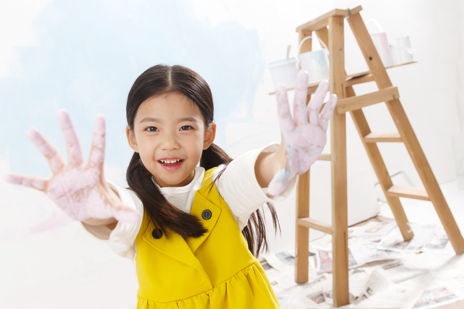 满手涂料的小女孩照片 满手涂料的小女孩照片