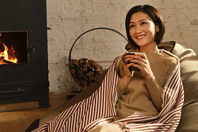 青年女人坐在房间里图片