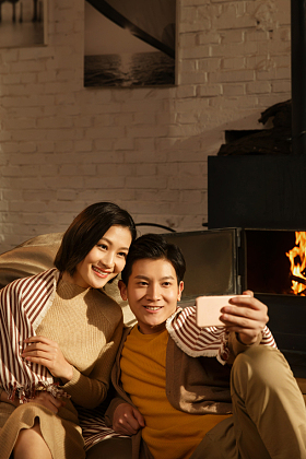 浪漫情侣用手机拍照