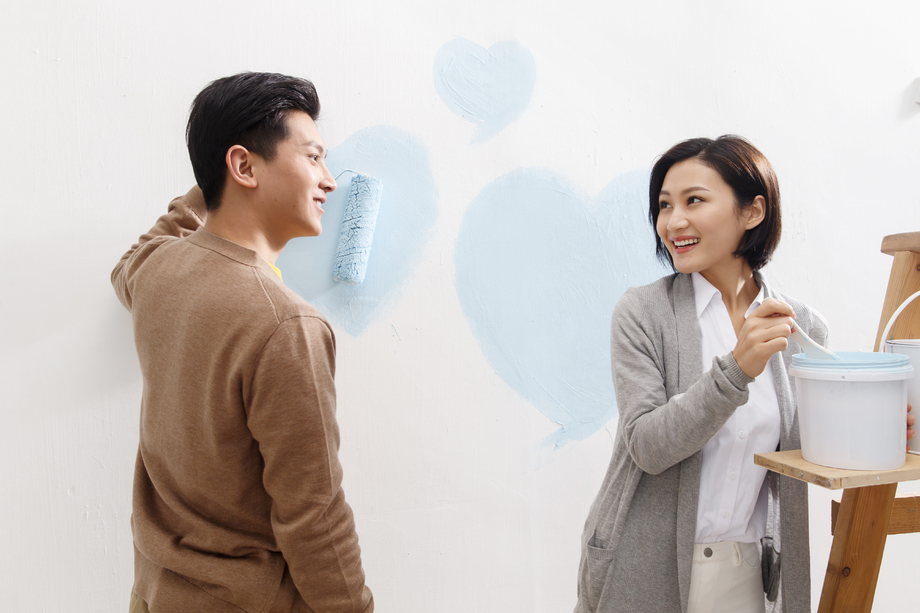 年轻夫妇装修房子图片