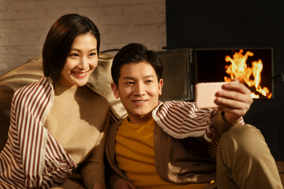 浪漫情侣用手机拍照 浪漫情侣用手机拍照