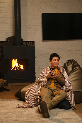 青年男人坐在房间里照片