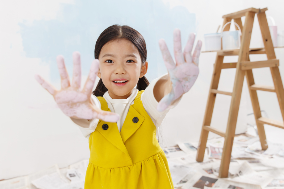 满手涂料的小女孩图片 满手涂料的小女孩图片