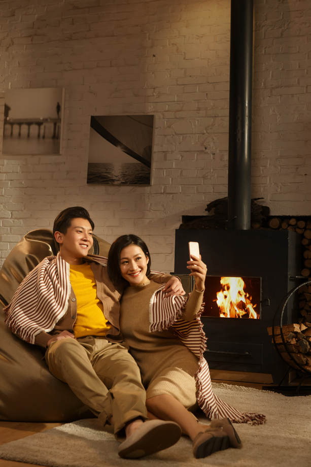 浪漫情侣用手机拍照 浪漫情侣用手机拍照