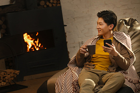 青年男人坐在房间里图片