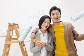 年轻夫妇装修房子图片