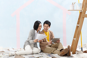 年轻夫妇装修房子