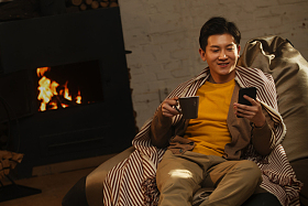 青年男人坐在房间