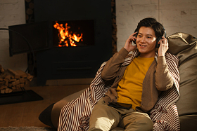 青年男人听音乐