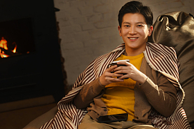 青年男人坐在房间里图片