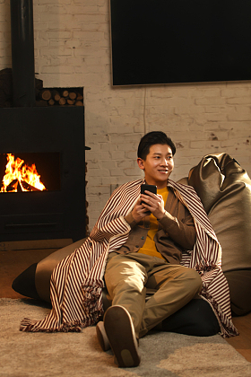 青年男人坐在房间