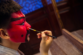 男京剧演员后台化妆