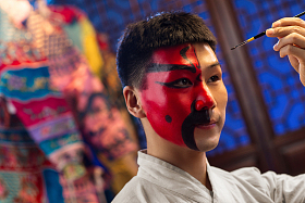 男京剧演员后台化妆