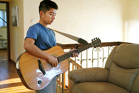 弹吉他照片