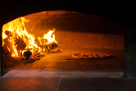 餐厅里烤制披萨图片