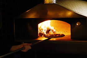 餐厅里烤制披萨图片