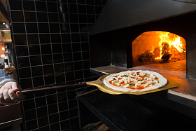 餐厅里烤制披萨图片