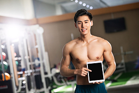 青年男人展示平板电脑图片