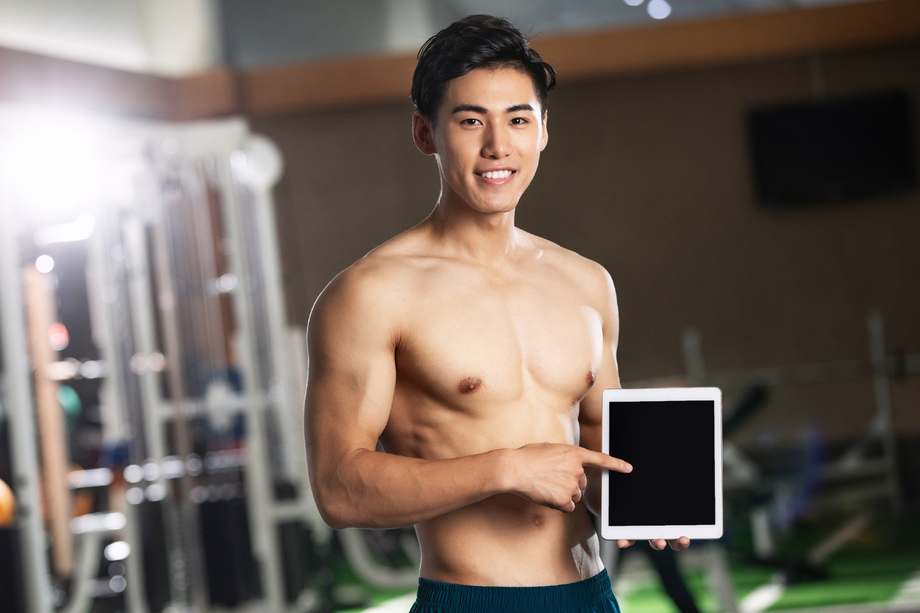 青年男人展示平板电脑 青年男人展示平板电脑