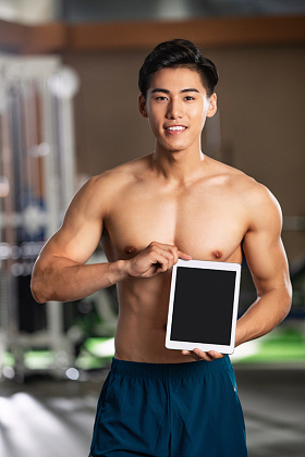 青年男人展示平板电脑照片