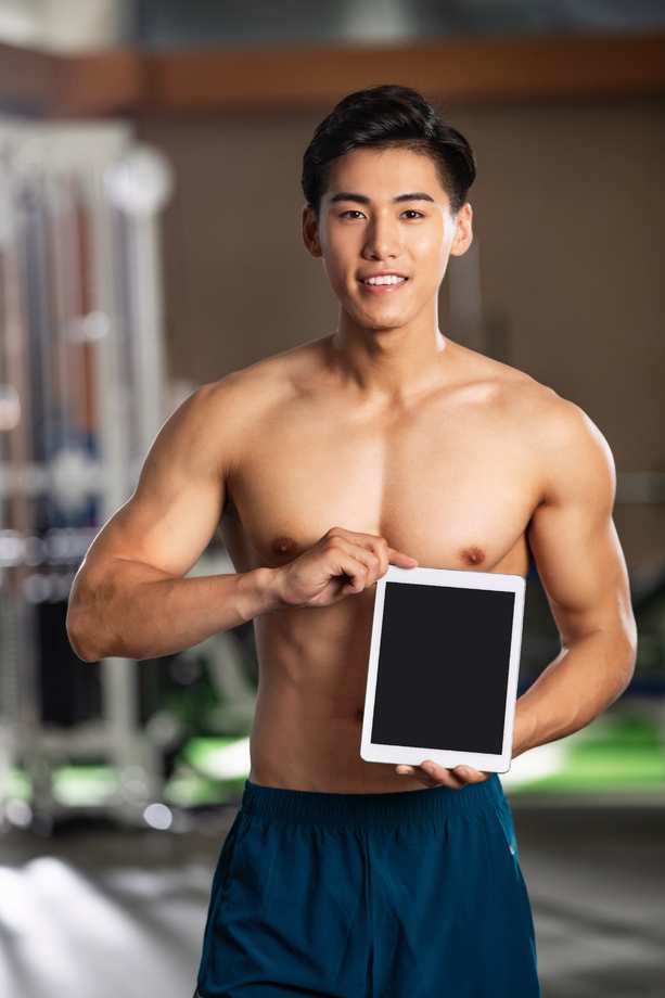 青年男人展示平板电脑照片 青年男人展示平板电脑照片