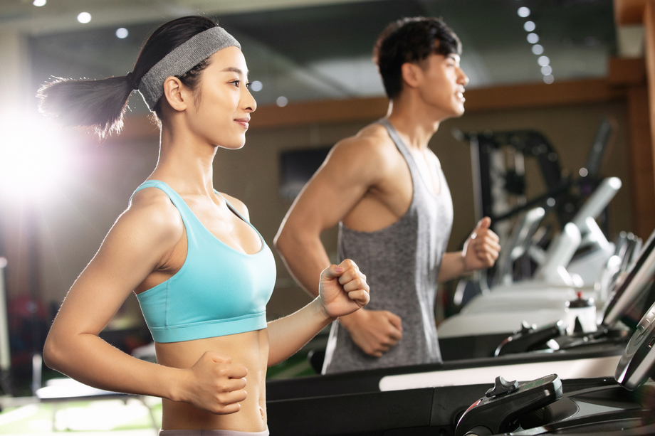 青年人在健身房里健身