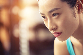 青年女人在健身房图片