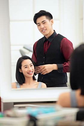 青年女人在理发店里做头发照片