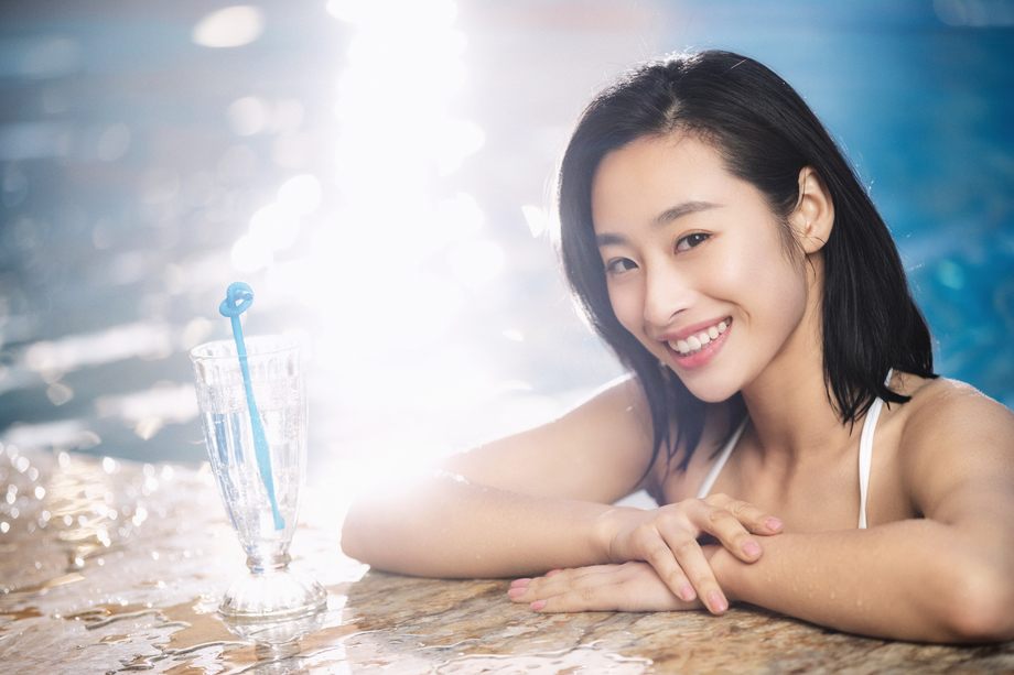 在游泳池里的青年女人 在游泳池里的青年女人