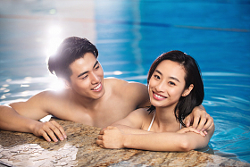 在游泳池里的青年情侣图片