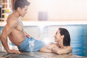 在游泳池里的青年情侣