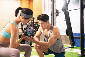 健身教练指导青年女人健身