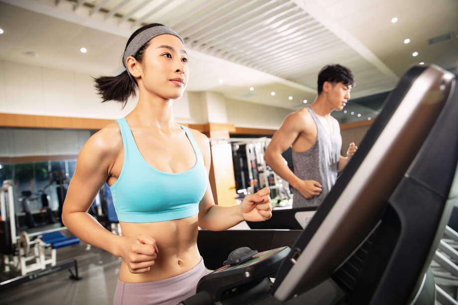 青年人在健身房里健身 青年人在健身房里健身