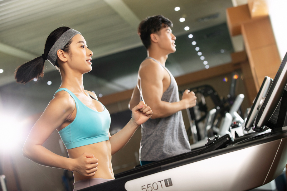 青年人在健身房里健身 青年人在健身房里健身