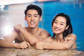 在游泳池里的青年情侣照片