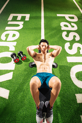 青年男人在健身房里健身