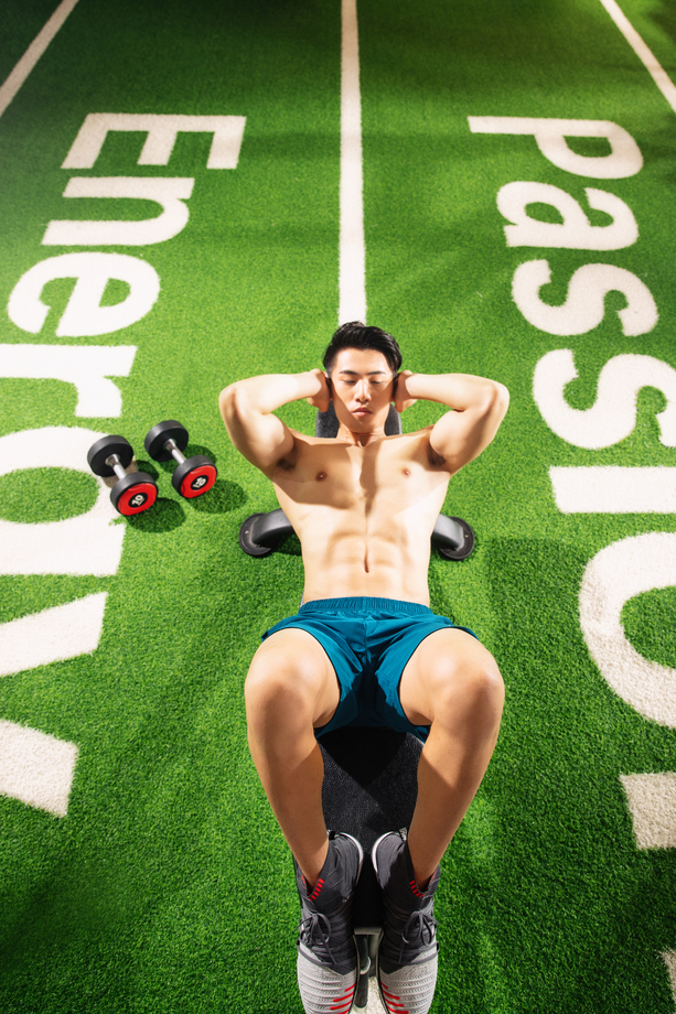 青年男人在健身房里健身