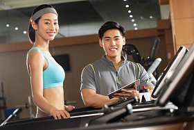 健身教练指导青年女人健身