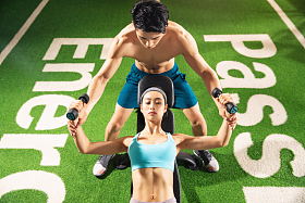 健身教练指导青年女人健身