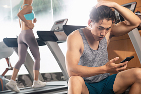 青年人在健身房里健身