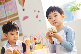幼儿园小朋友用餐照片